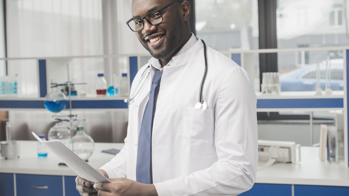 Médico pode ser Simples Nacional? Entenda as vantagens e desvantagens desse regime tributário para médicos, além das condições necessárias para a adesão.